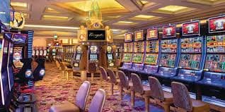 Antarmuka aplikasi dewa naga77 Grand Slam di layar ponsel Android menampilkan menu permainan live dealer dan slot
